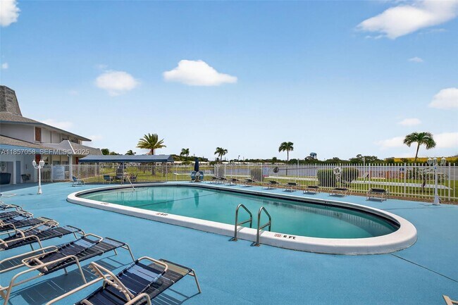 Building Photo - 2200 Park Ln