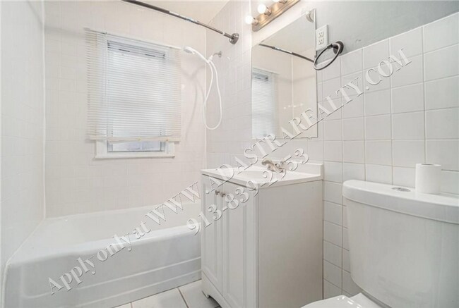 Building Photo - Cute 3 Bed 1 Bath Ranch Home in Raytown - ...