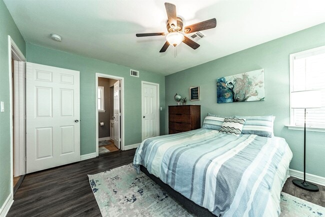 Building Photo - 11 10th Ave N