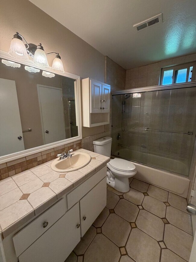 Building Photo - 941 Pinyon Ct