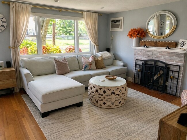 Building Photo - 53 Gale St