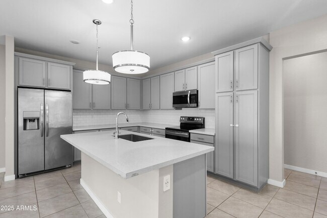 Primary Photo - 155 N Lakeview Blvd