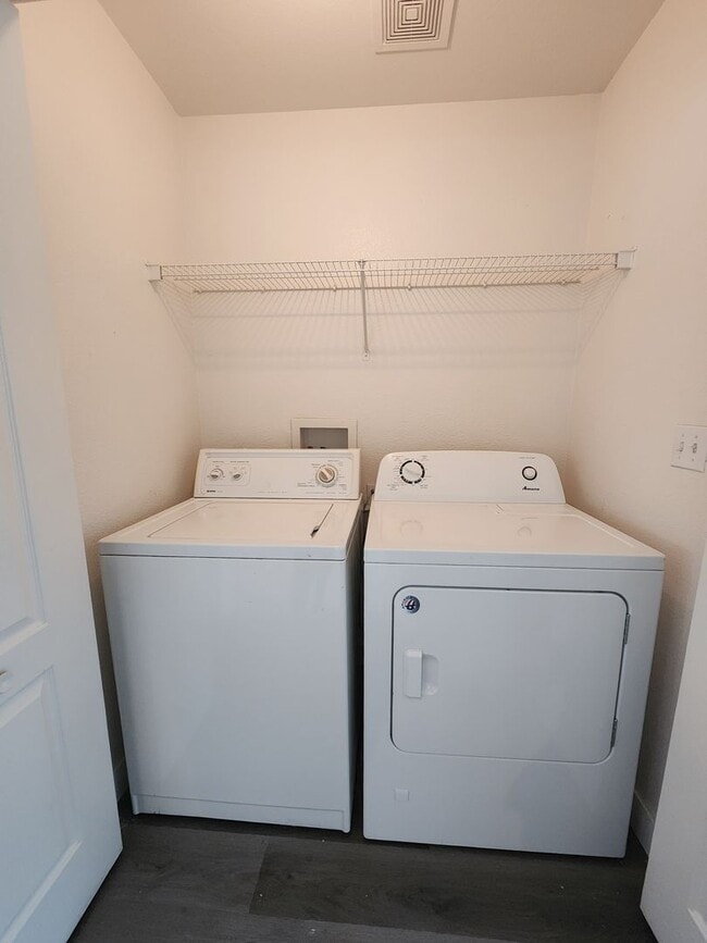 Building Photo - 5264 Island Chain Rd