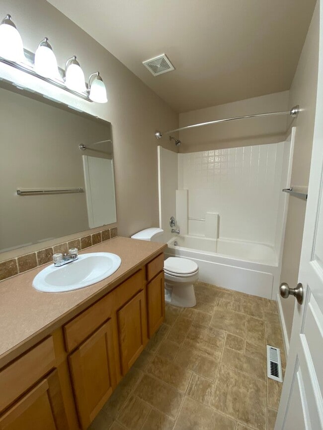 Building Photo - Lovely 4 Bedroom (+ Large bonus room) in B...