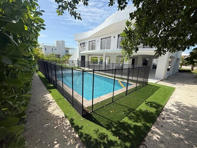 Building Photo - 273 W Seaview Dr