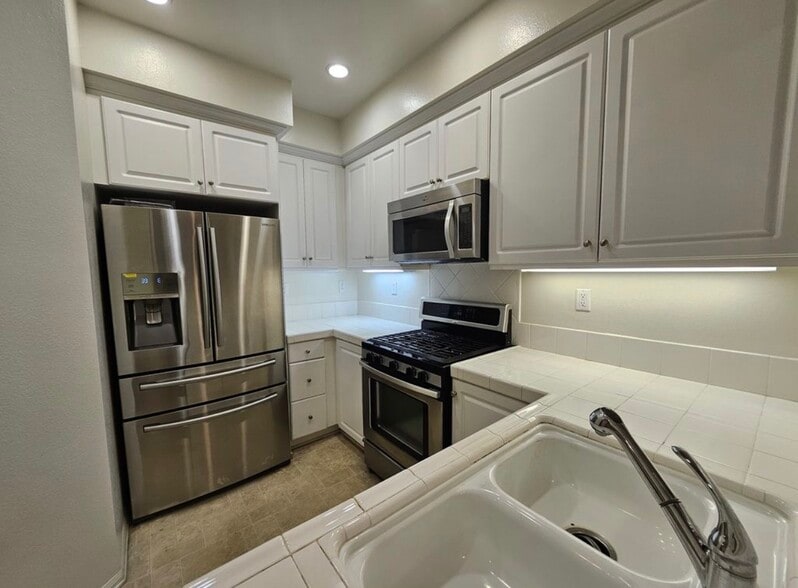 Building Photo - 37 Bijou