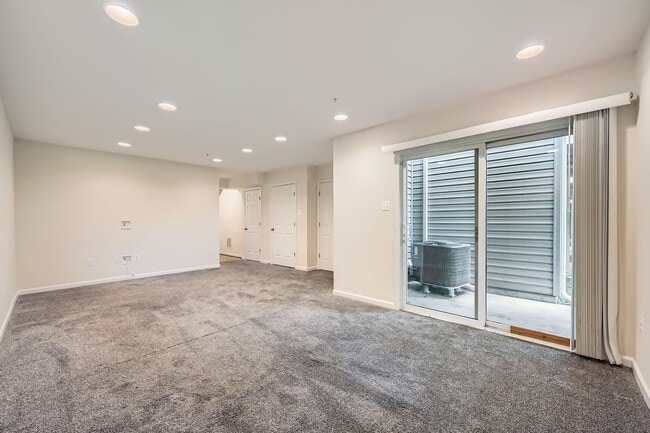 Building Photo - Spacious & Stylish 3BR/2.5BA TH in Frankli...