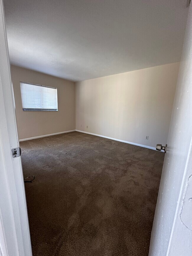 Building Photo - 27600 S View Dr