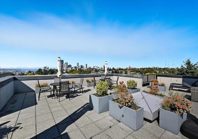 Building Photo - Modern Top-Floor Condo with Stunning Seattle Views