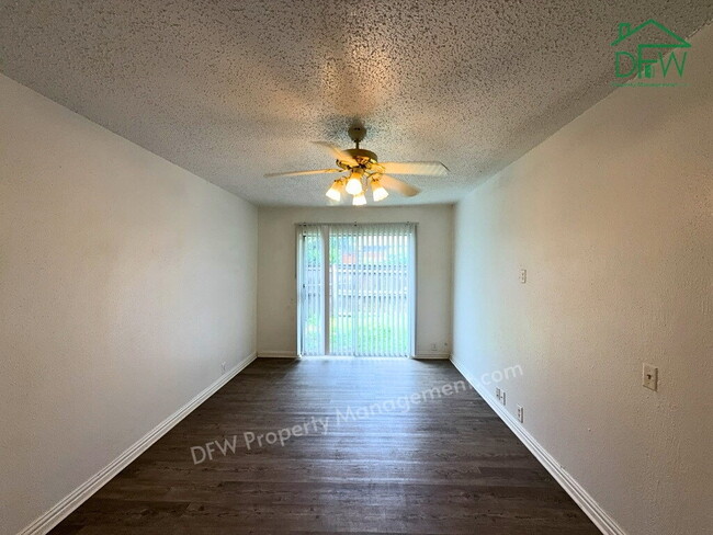 Building Photo - 3 Bed / 2 Bath Townhome - Fenced Yard, Community Pool