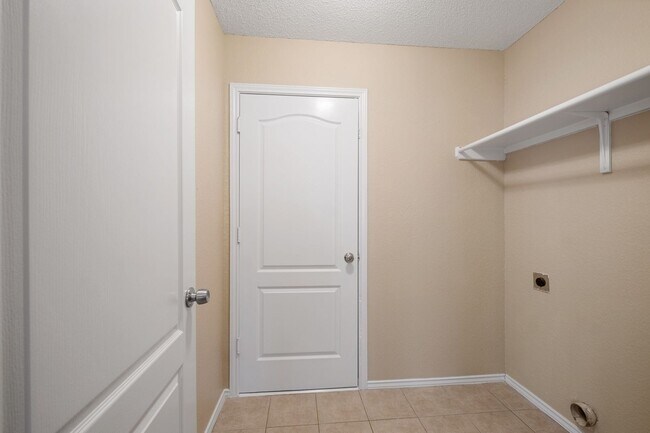 Building Photo - Spacious 4 Bedroom, 2 Bath, 1-Story Home i...
