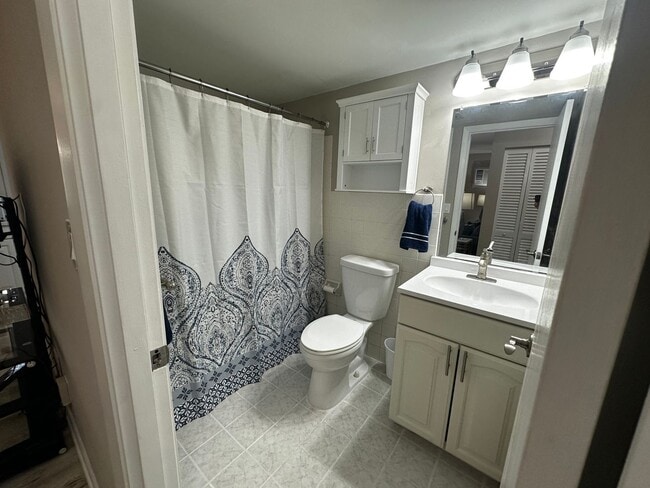 Building Photo - Furnished 2 Bedroom Condo-AVAILABLE NOW-Po...