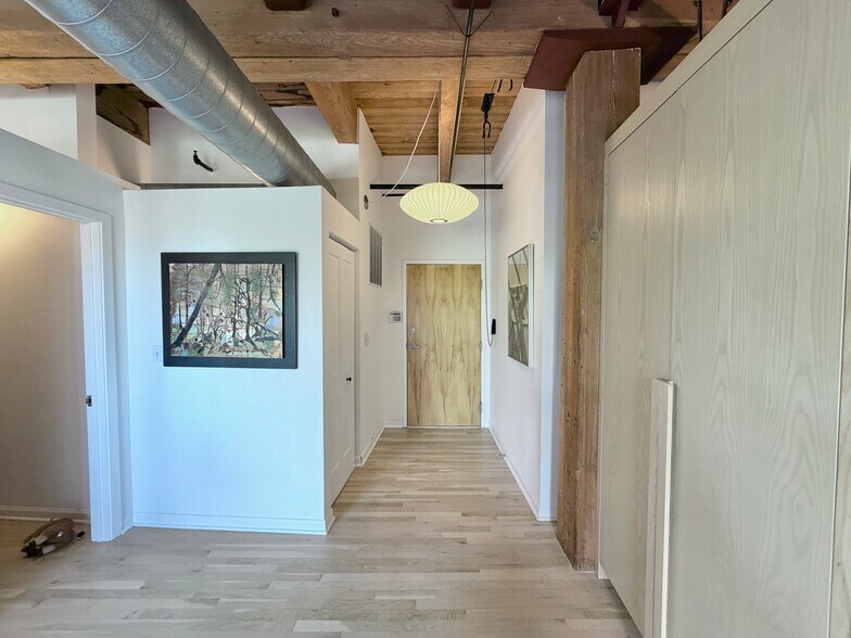 Building Photo - 2511 W Moffat St