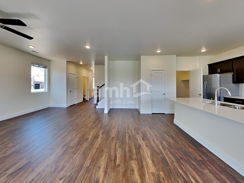 Building Photo - 390 Smith Dr