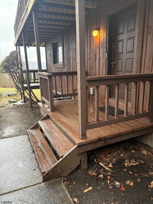 Primary Photo - 7 Deer Valley Ln