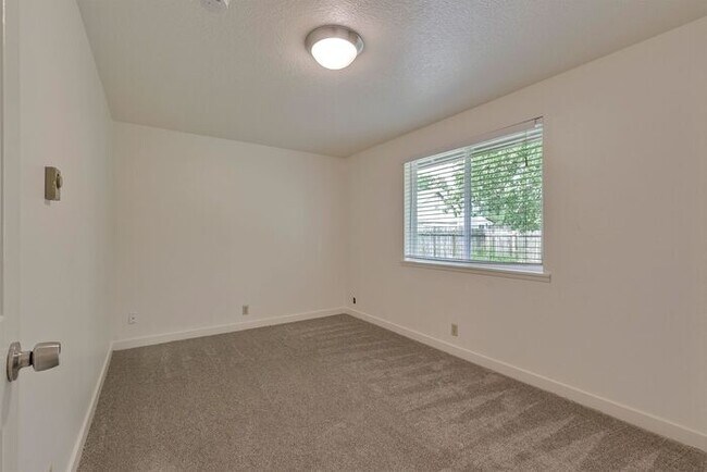 Building Photo - Freshly Updated 3-Bedroom Home with Fenced Backyard in Forest Grove!