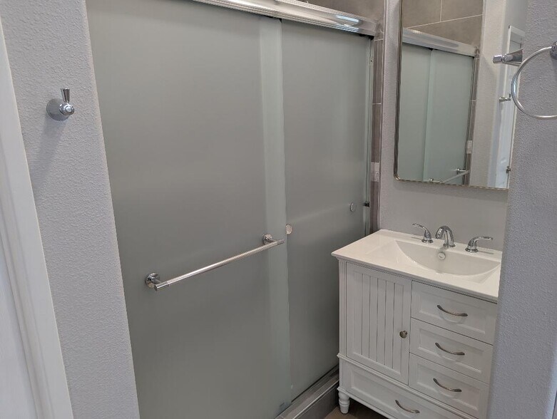 Ensuite shoer with vanity - 327 E Palomar St