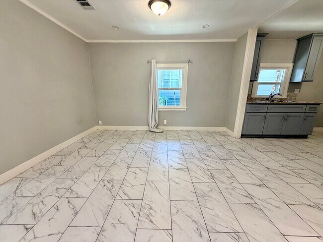Building Photo - 3056 Crescent Way