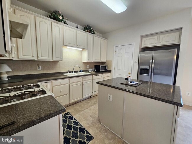 Building Photo - 1969 Peachtree Ct