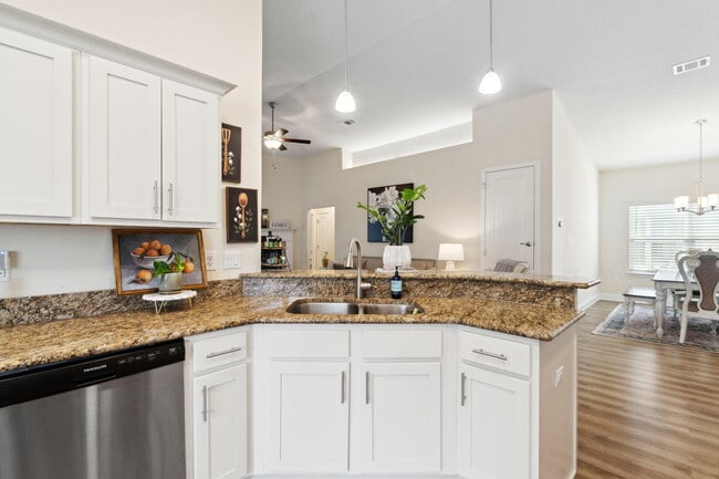 Building Photo - 585 Riverwalk Cir