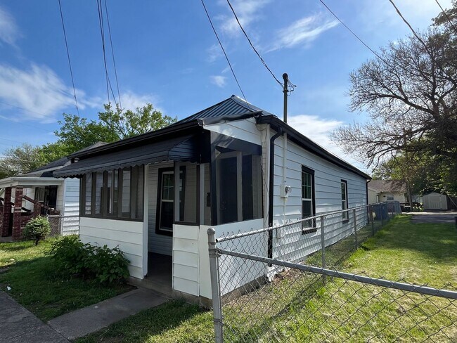 Building Photo - Quaint 2 Bedroom in Shelbyville!