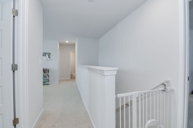 Building Photo - Beautiful 5 Bedroom 3 Bath