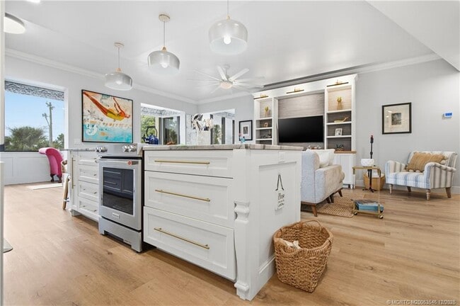 Building Photo - 150 SE Four Winds Dr