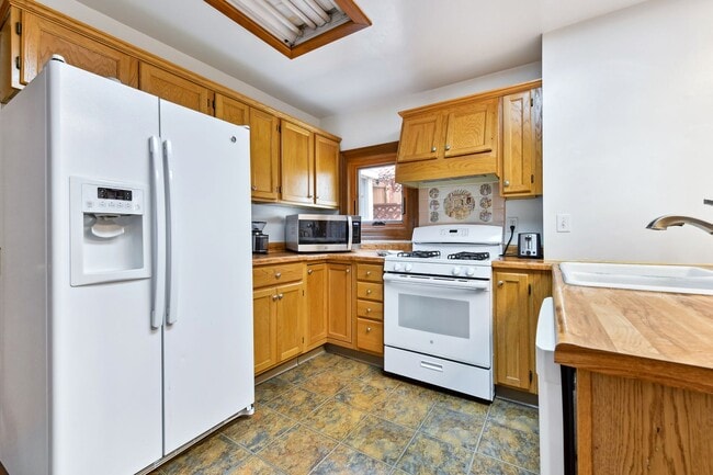 Building Photo - Charming Westside 4 Bedroom Home