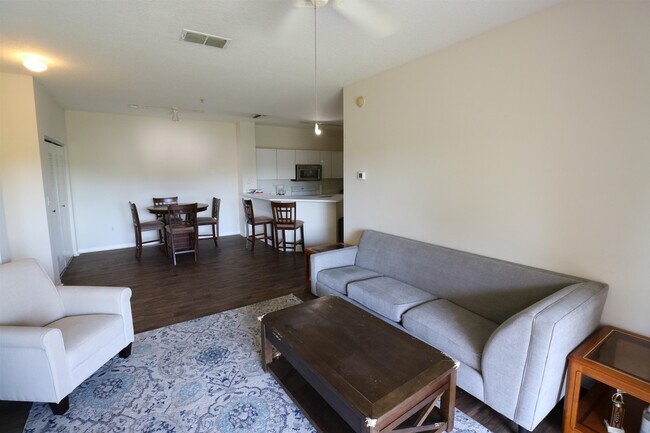 Building Photo - 625 Fairway Dr