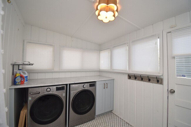 Building Photo - Unique 6 Bedroom Home in Midvale!