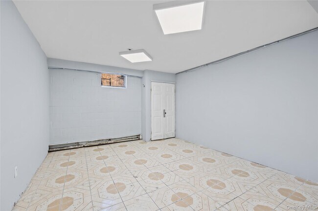 Building Photo - 996 Haverstraw Rd