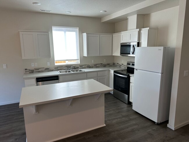 Building Photo - 4 bedroom 2.5 bathrooms in the beautiful M...