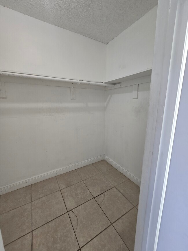 Building Photo - 1305 W 53rd St