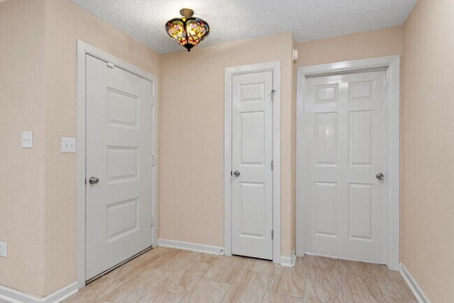 Building Photo - 4906 Green Willow Ln