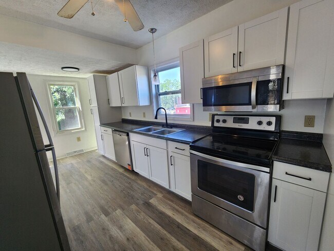 Building Photo - Beautifully Update 4 Bedroom House For Rent in Firestone Park