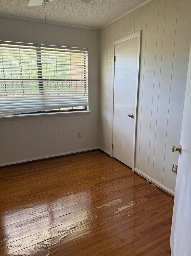 Building Photo - 1702 S Center St