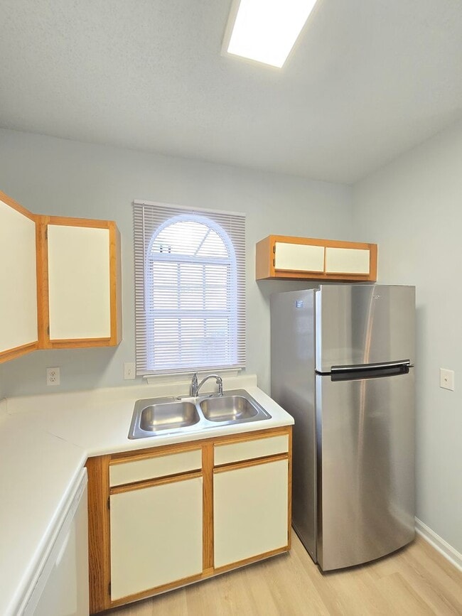 Building Photo - HAMPTON PLACE - First Floor condo near Pin...