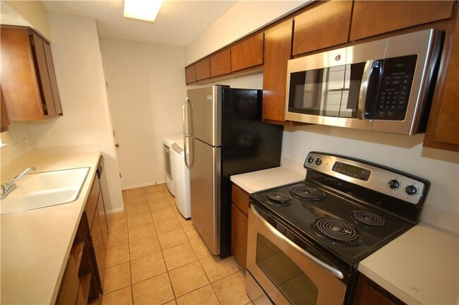 Building Photo - Spacious 3-Bedroom Townhouse with Great Am...