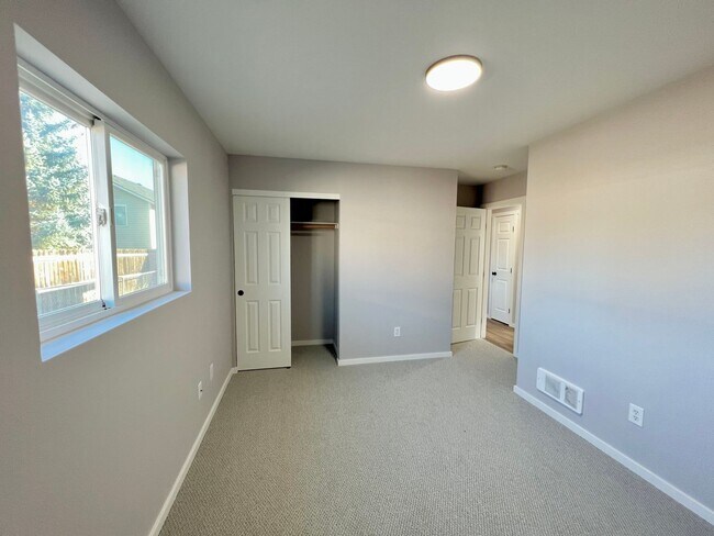 Building Photo - 810 E White Birch Ave
