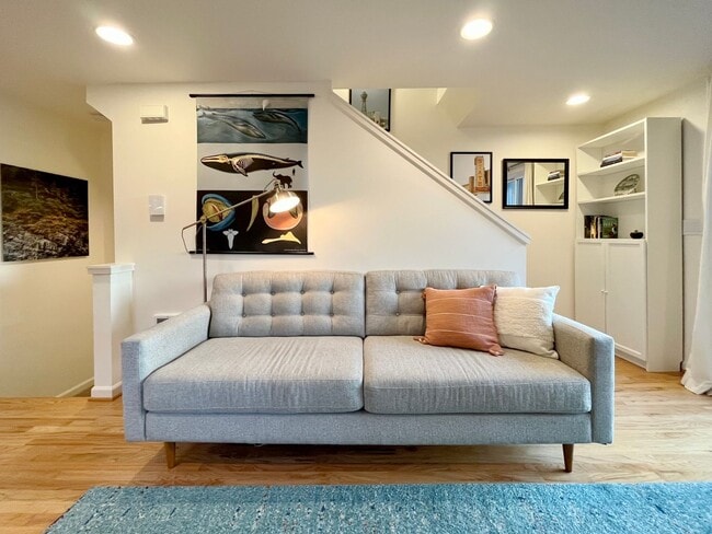 Building Photo - Light and Airy Townhome - Available April 10th