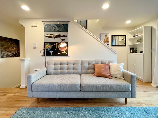 Building Photo - Light and Airy Townhome - Available Feb 15th