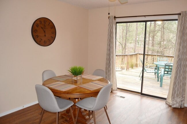 Building Photo - West Gate Area | Home | Furnished