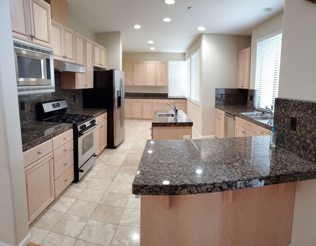 Building Photo - Wonderful 5bd / 3.5ba with 2 master suites