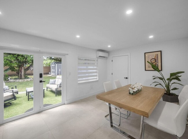 Building Photo - 520 NE 135th St