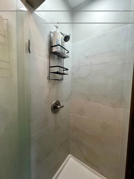 Bathroom Porcelain ShowerShower - 2077 Cascade Rd SW