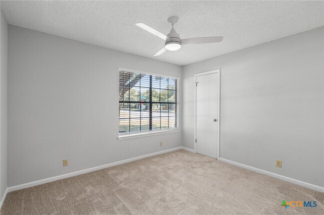 Building Photo - 101 N Kings Canyon Dr