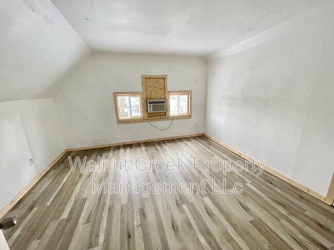 Building Photo - 1184 W 8th St