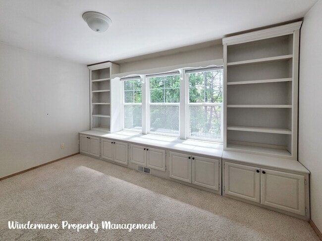 Building Photo - Bright and Spacious, Conveniently located ...