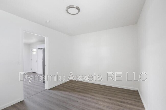 Building Photo - 208 E Park St