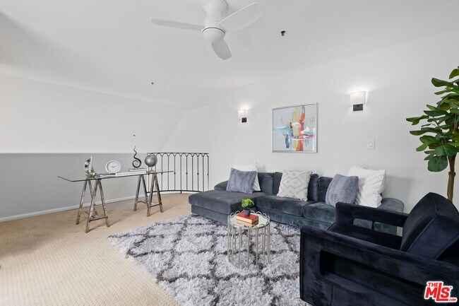 Building Photo - 930 N Doheny Dr